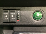 リアドアは乗り降りに便利な両側電動スライドドアです。また運転席に座っていながらスイッチ操作で自在にスライドドアを開け閉めできます。燃費に役立つECONボタンもここです。