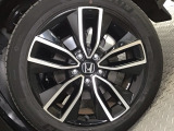 【アルミホイール】純正アルミホイール装備!足元を際立たせ、軽快な走りを演出します!印象もアップし、スタイルも引き締まります!スポーティーさの中にラグジュアリーを感じさせるデザインですね♪