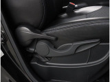 シートリフター搭載!運転席の高さ調整が可能です。