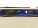 中央にデジタル表示のスピードメーターを配したハイブリット専用メーターになっています。左側のインフォメーション画面で燃費などの情報を確認できます。