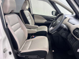 ゆったりと座れる運転席シートですのでストレスなく運転が出来ますよ!