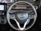左側にはステアリングスイッチが設置され、手元でオーディオの操作がハンドルから手を放さずに可能です。また、ハンズフリー電話の設定も可能です。右にはレーダークルーズコントロールスイッチがあります。