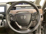 ハンドルにHondaセンシング系のクルーズコントロールやレーンキープアシストなどのスイッチと、オーディオの操作スイッチが装備されています。ハンドルから手を離さず安全に操作できます。