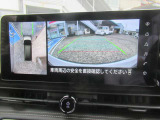 【アラウンドビューモニター装備】 バックカメラによる後方の確認だけでなく4つのカメラで真上から見ている様に周囲360度を写し出し、自車周辺の詳細な状況を確認出来ます。狭い場所での取り回しも安心です。