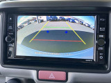 【バックビューモニター】 後進時、安全確認が出来ます。苦手な車庫入れも安心サポート! しかし、あまり頼り過ぎないようにお願いいたします☆