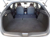 セカンドシートを倒した状態です。セカンドシートは独立可倒、荷物に合わせてラゲッジスペースをアレンジできます。