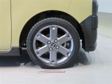 純正のアルミホイール装着車です。タイヤサイズは165/55R15です。