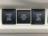 両側パワースライドドアを採用しており、運転席から簡単に開閉操作が可能です。駐車場や狭い場所でも扱いやすく、乗車時・降車時の負担を軽減します。