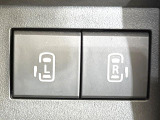 【両側パワースライドドア】スマートキーや運転席のスイッチで後席両側スライドドアの開閉が可能♪電動だから力を入れてドアを開ける必要が無く、小さなお子様でも簡単に開け閉めでき快適です♪