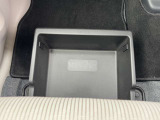 助手席シート下に収納ボックス付きです☆