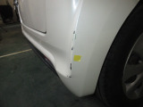 この車両は運転席側リアバンパー にA4サイズ程度の傷が有ります。こちらは現状での販売となります。ご希望であれば当社にて板金修理を行うことも可能です。詳しくは担当営業までご相談下さいませ。