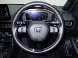 ハンドル左側にはオーディオ操作が出来るオーディオリモートコントロールスイッチ、右側にはHonda SENSINGとオートクルーズコントロールのスイッチを装備!