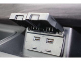 助手席側にオプションのUSB-A給電ソケットを二口装備。モバイル機器の充電ができます。