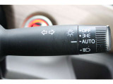 オートライトコントロールは外の暗さを感知し自動でON/OFF。また夜間でもエンジンをOFFにすれば一緒に消灯。消し忘れやトンネル走行時などに非常に重宝します!
