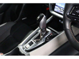 スポーティーなシフト周り。奥には小物入れスペースや電源ソケット、手前にはカップホルダーもあります。カメラのスイッチや電動パーキングブレーキもここにあります。