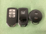 スマートキー付きですからドアロックの開閉およびエンジンスタートが楽々です。電動スライドドアの開け閉めもボタンで操作できます。加えて、純正リモコンエンジンスターター用の操作キーもついています。