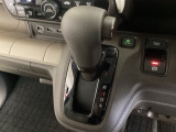 CVT車のセレクトレバーです。低速から高速まで、変速ショックのないスムーズな走りを実現するとともに、エンジン効率のよい領域を維持することで燃費にも貢献します。