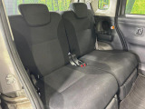 後部座席も気になるようなキズ・汚れやへたり等、大きなダメージはなく、良好な状態です。