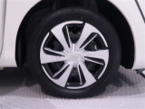 純正樹脂ホイールキャップを装備、タイヤサイズは185/60R15です。