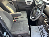 乗り心地の良いフロントシートです。足回りも広々としておりますので、長時間の運転も疲れづらいですよ。