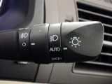 【オートライト】車外の明るさに応じて、自動的にライトの点灯・消灯をしてくれます。