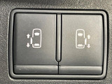 【両側パワースライドドア】スマートキーや運転席のスイッチで後席両側スライドドアの開閉が可能♪電動だから力を入れてドアを開ける必要が無く、小さなお子様でも簡単に開け閉めでき快適です♪