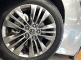 【純正18インチアルミホイール】外観にマッチした純正アルミホイールを装着しております。各種社外アルミホイールや、スタッドレスタイヤも取扱いしております。是非ご相談ください♪