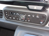 エアコンはオートエアコンでお好みの温度調整が出来、オールシーズン快適にドライブできます!フロントシートの座面に2段階調節のシートヒーターを内蔵。身体を直接温めることができます。