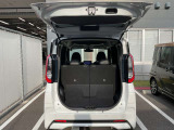 バックドアは大きく開きます。定員乗車時でも十分広いラゲッジスペースを確保しています