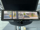 スマートルームミラーは、車両後方に設置されたカメラの映像を、ルームミラーに映し出すことで、死角をなくし、安全性を向上させることができます。また、夜間や雨天時でも、クリアな映像を映し出すことができます。