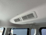 車内の空気を循環し後席まで素早く快適にしてくれるシーリングファン(プラズマクラスター搭載)♪暑い季節もムラなく涼しく、快適さがUP!エアコン前に扇風機を置くと効率が良いと言われる、あの発想ですw
