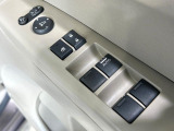 【電動格納ミラー】サイドミラーは電動格納式となっており、狭い駐車場でもキズがつくリスクを抑えられます。