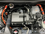 技術が詰まったエンジンルームもご覧の通りピカピカにクリーニング済みです。ハイブリッドなのでお財布にも環境にも優しいです。
