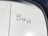 【ブラインドスポットモニター】走行中、ドアミラーの死角になりやすい箇所に後続車が接近するとサイドミラーのレンズに警告を表示!ドライバーに注意喚起をしてくれます。