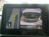 【アラウンドビューモニター】空から見下ろすような視点で、スムースな駐車と安全確認をサポートします。