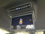 【フリップダウンモニター】大画面モニターで後席でもエンタメをお楽しみいただけます。小さなお子様にも大人気の装備です♪