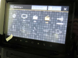 メーカー純正・9インチ全方位モニター付きメモリーナビゲーションを搭載しています。フルセグTV、AM/FM、CD/DVD再生、Bluetooth等の機能を備えています。