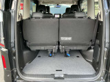 バックドアは大きく開きます。定員乗車時でも十分広いラゲッジスペースを確保しています。