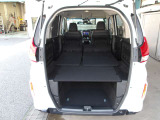 ラゲッジスペースです♪リアシートの背もたれ部分は左右別々にワンタッチで倒せます☆倒すと広〜い空間が広がりお荷物も楽々収納出来ます☆☆車中泊も快適です☆