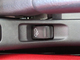 電動開閉ルーフスイッチ(アクティブトップ)。コクピットにいながら約20秒でフルオープンに出来、オープンスポーツカーならではの開放感を手軽に楽しめます。天候などの変化に合わせてクローズドも思いのままです