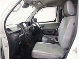 運転席助手席はゆとりがあります★ 足元も大変広々しております。