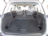 リヤシートを折りたたむと広々としたフラットなスペースになります。
