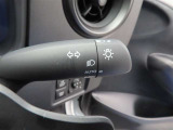 スイッチをオートに設定しておけば、車外の明るさに応じて自動的にヘッドランプを点灯・消灯します。夕暮れ時やトンネルの続く山道などを走行する時に便利なコンライトを装備しています。