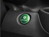 ◆ECONスイッチ(ECONモード)◆エンジンやエアコンといった、クルマ全体の動きを燃費優先で自動制御するECONモード。空調など快適性を優先したいときは、スイッチを押してOFFにできます。