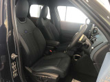 MINIの少し硬めのシートは乗り降りもしやすく、長距離ドライブでも疲れません。