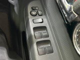 【電動格納ミラー】サイドミラーは電動格納式となっており、狭い駐車場でもキズがつくリスクを抑えられます。