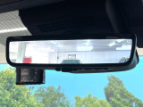 【デジタルインナーミラー】後席の大きな荷物や同乗者で後方が確認しづらい時でも安心!カメラが撮影した車両後方の映像をルームミラー内に表示。クリアな視界で状況の確認が可能です!