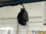 後方にもドライブレコーダーのカメラが付いています。前後両方でお車の周りを監視・記録いたします。