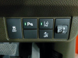 パーキングセンサーや横滑りを防ぐVSA等のスイッチ類は運転席の右側、手の届きやすい位置にあります。