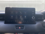HondaCONNECT対応の便利なナビディスプレー。お持ちのスマートフォンと連携して、ナビやBluetoothでの音楽再生が可能です。デザインはもちろん、操作性も良好です。
